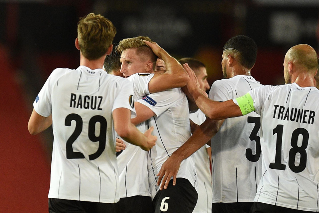 Saat babak kedua berlangsung 10 menit, Philipp Wiesinger membawa LASK memimpin lewat tembakan cantiknya dari luar kotak penalti yang tak mampu diantisipasi oleh kiper Sergio Romero.