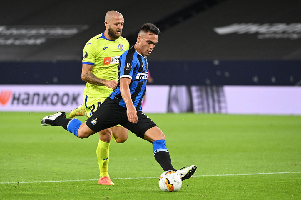 Inter perlahan-lahan keluar dari tekanan dan mulai lebih banyak menguasai bola. Tuan rumah mendapat peluang bagus saat Lautaro Martinez menggiring bola, dan melepaskan tembakan namun masih dapat ditepis kiper David Soria. Martinez kembali mencoba peruntungannya, kali ini dengan tembakan jarak jauh yang lagi-lagi masih dapat ditahan kiper lawan.