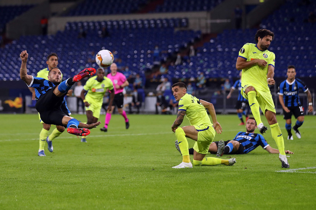 Seolah belum puas dengan keunggulan satu gol, Inter kembali tampil menekan sejak awal babak kedua. Sejumlah peluang tercipta, salah satunya lewat tembakan akrobatik Danilo D'Ambrosio. Namun tembakannya masih berhasil ditepis Soria. 