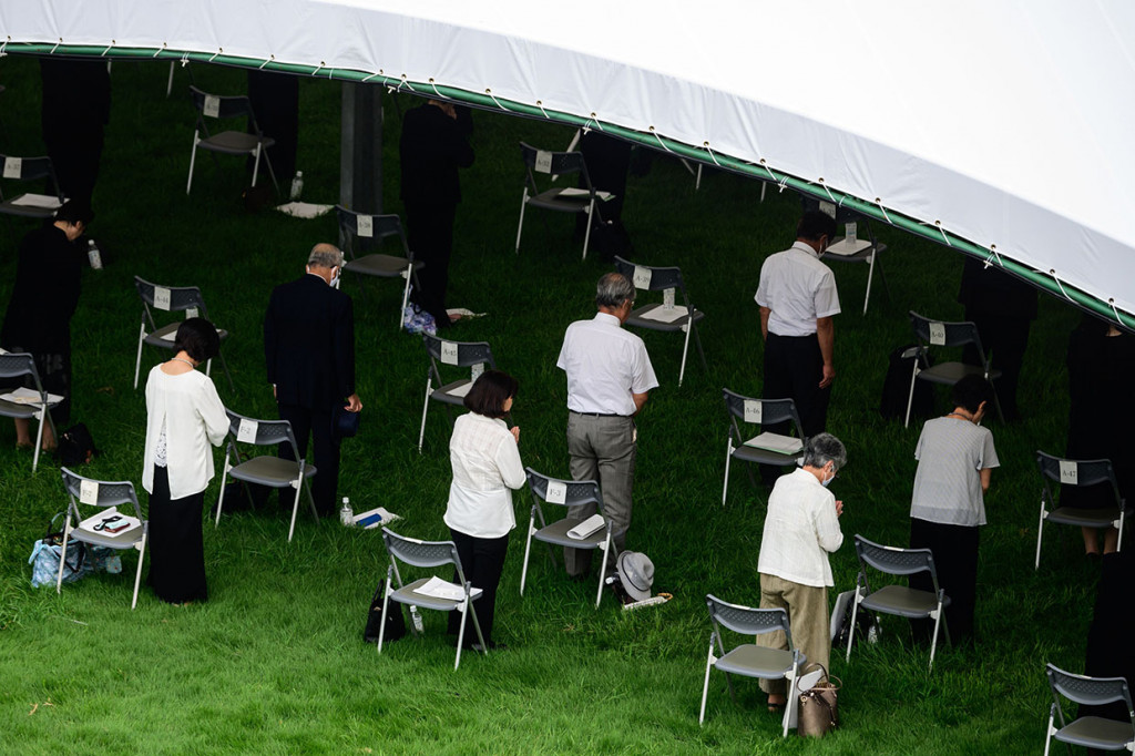 Para peserta, banyak dari mereka berpakaian hitam dan memakai masker, berdoa tepat pada pukul 8:15 (2315 GMT Rabu), saat senjata nuklir pertama yang digunakan di masa perang dijatuhkan di atas kota tersebut.