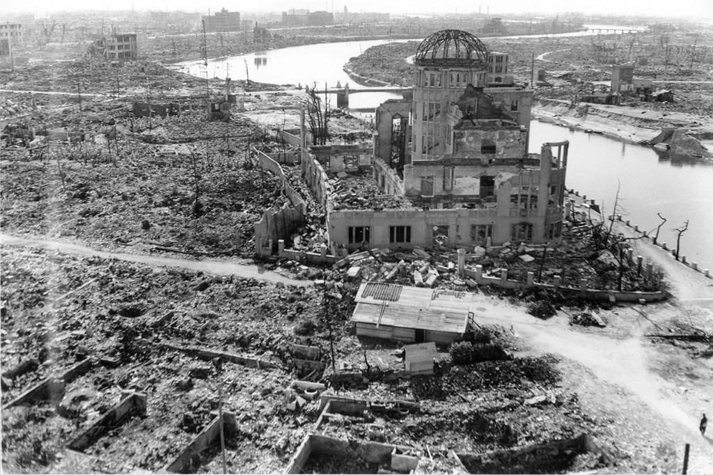 Serangan bom di Hiroshima menewaskan sekitar 140 ribu orang, banyak dari tewas seketika, sementara beberapa dari korban luka kemudian meninggal beberapa hari hingga bulan kemudian akibat terpapar radiasi. Hampir seluruh tempat di lokasi jatuhnya bom terbakar habis oleh suhu yang mencapai 4.000 derajat celsius di daratan, yaitu panas yang mampu melelehkan baja.