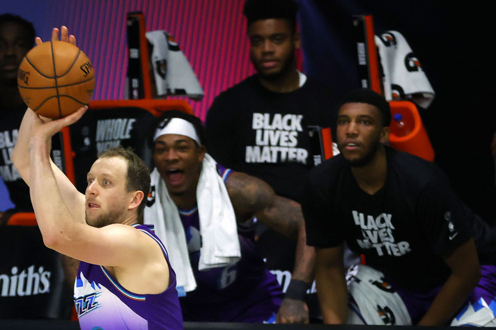 Penampilan gigih pada kuarter keempat jadi penyokong kemenangan Jazz kali ini, di mana Joe Ingles mengemas 12 dari 25 poin yang dicetaknya dalam periode tersebut, demikian catatan laman resmi NBA.