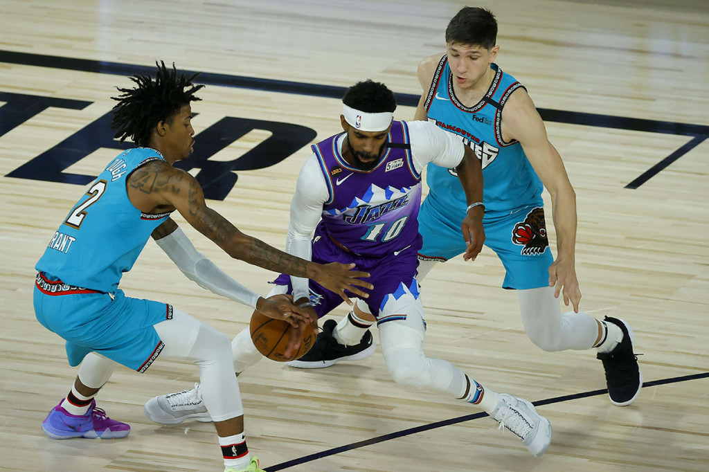 Mike Conley mencetak 23 poin dan tujuh assist kala menghadapi bekas timnya itu demi membantu Jazz mengantungi kemenangan kedua dalam empat laga sejak fase penentuan playoff dimulai di Florida.