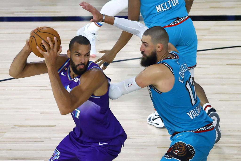Rudy Gobert menyumbangkan catatan dwiganda 21 poin dan 16 rebound bagi Jazz yang kini punya rekor 43 kemenangan dan 25 kekalahan (43-25) menempati urutan keempat klasemen sementara Wilayah Barat, mengungguli Houston Rockets (42-25).