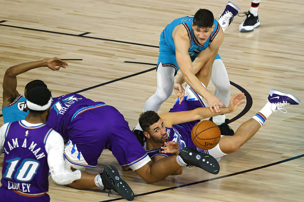Bagi Grizzlies, hasil itu jadi kekalahan keempat mereka dalam empat pertandingan sejak NBA dilanjutkan dan peluang mereka menembus fase playoff kian terancam mengingat Wilayah Barat hanya menyisakan satu spot lagi.