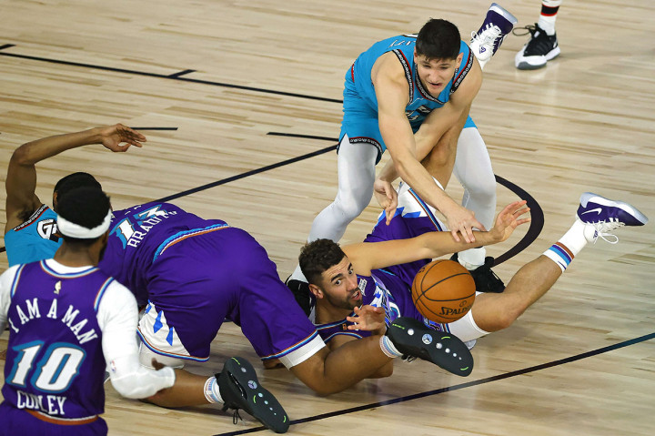 Bagi Grizzlies, hasil itu jadi kekalahan keempat mereka dalam empat pertandingan sejak NBA dilanjutkan dan peluang mereka menembus fase playoff kian terancam mengingat Wilayah Barat hanya menyisakan satu spot lagi.