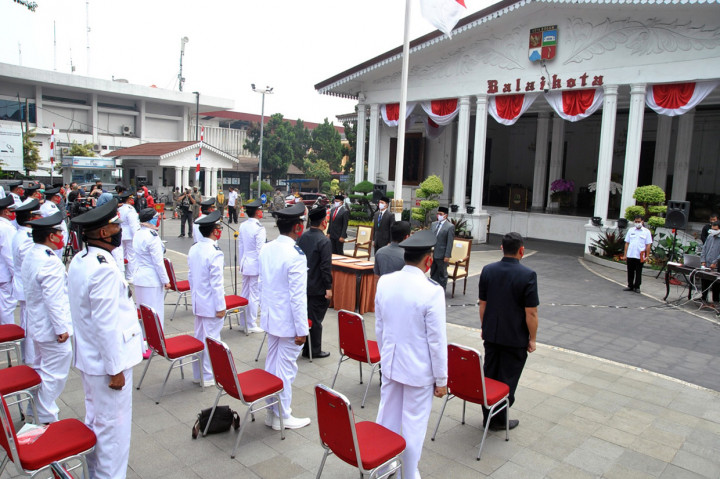 Sebanyak 300 pejabat tersebut dilantik secara daring dan di luar ruangan dengan penerapan protokol kesehatan sebagai upaya pencegahan penularan pandemi Covid-19 di masa PSBB Pra-Adaptasi Kebiasaan Baru (AKB) di wilayah Kota Bogor.