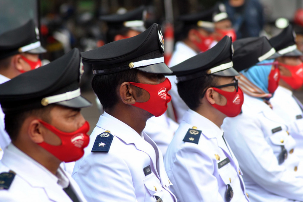Sejumlah pejabat di lingkungan Pemerintah Kota Bogor menggunakan masker saat pelantikan di Plaza Balaikota Bogor, Jawa Barat.