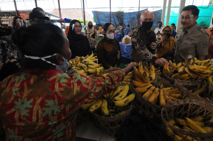 Menteri Koperasi dan UKM Teten Masduki (kedua kanan) didampingi Wali Kota Salatiga Yuliyanto (kanan) melihat dagangan buah pisang di Pasar Blauran, Salatiga, Jawa Tengah.