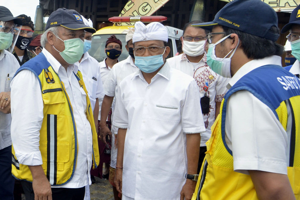 Menteri Pekerjaan Umum dan Perumahan Rakyat (PUPR) Basuki Hadimuljono (kedua kanan) didampingi Gubernur Bali Wayan Koster (kanan) mengamati rencana pembangunan Tol Denpasar-Gilimanuk di kawasan Mengwi, Badung, Bali.