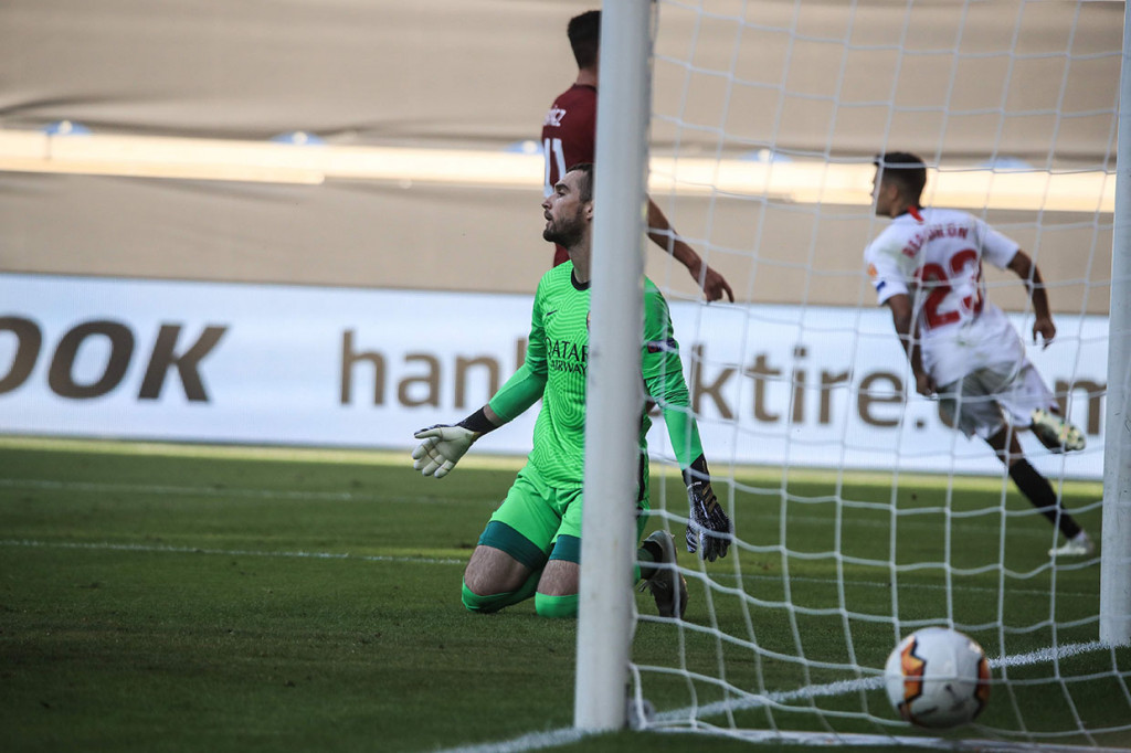 Kegigihan Sevilla menuai hasilnya pada menit ke-22. Menerima operan panjang dari sisi kanan lapangan, Sergio Reguilon kemudian menggiring bola memasuki kotak penalti dan menyelesaikan peluang dengan sepakan kaki kiri ke sudut kiri gawang Lopez.