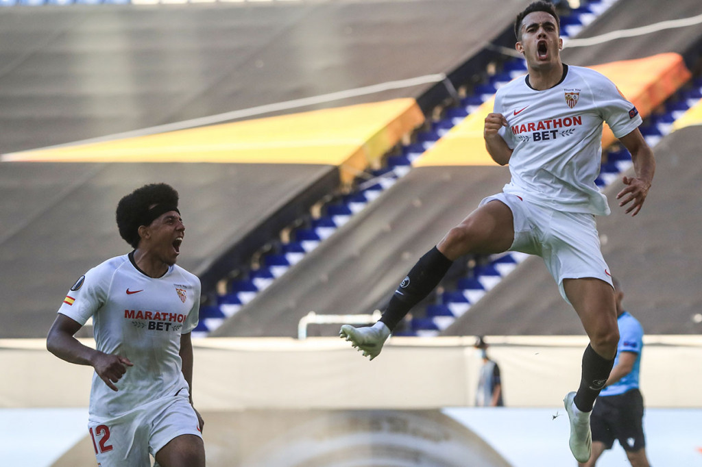 Sergio Reguilon melakukan selebrasi bersama Jules Kounde usai menjebol gawang AS Roma. 