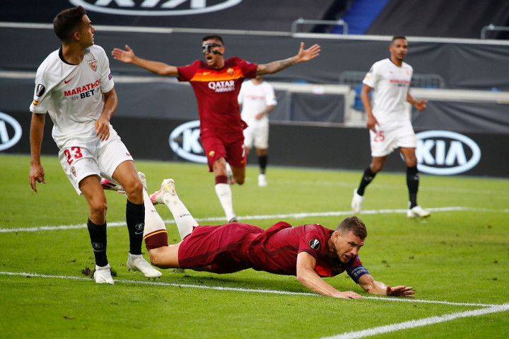 Roma yang kesulitan menembus pertahanan Sevilla baru mampu menciptakan peluang berbahaya pada menit ke-35. Edin Dzeko bergerak menggiring bola ke kotak penalti Sevilla, ia kemudian terjatuh, bola kemudian bergulir ke Zaniolo yang tembakannya terdefleksi bek Sevilla.