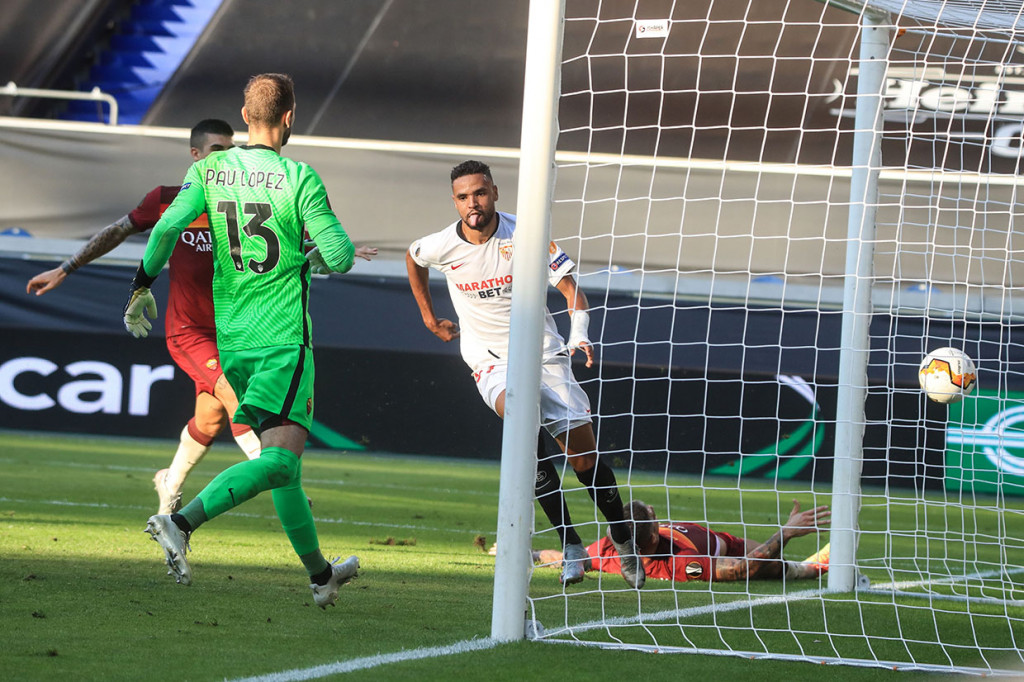 Menjelang turun minum Sevilla menggandakan keunggulan. Dari skema serangan balik, bola dioper ke Lucas Ocampos di sisi kanan. Ia kemudian mampu mengatasi adangan Leonardo Spinazzola untuk bergerak menusuk ke kotak penalti dan menarik kiper Lopez, bola selanjutnya dioper ke Youssef En Nesyri yang dengan mudah menceploskannya ke gawang yang kosong.