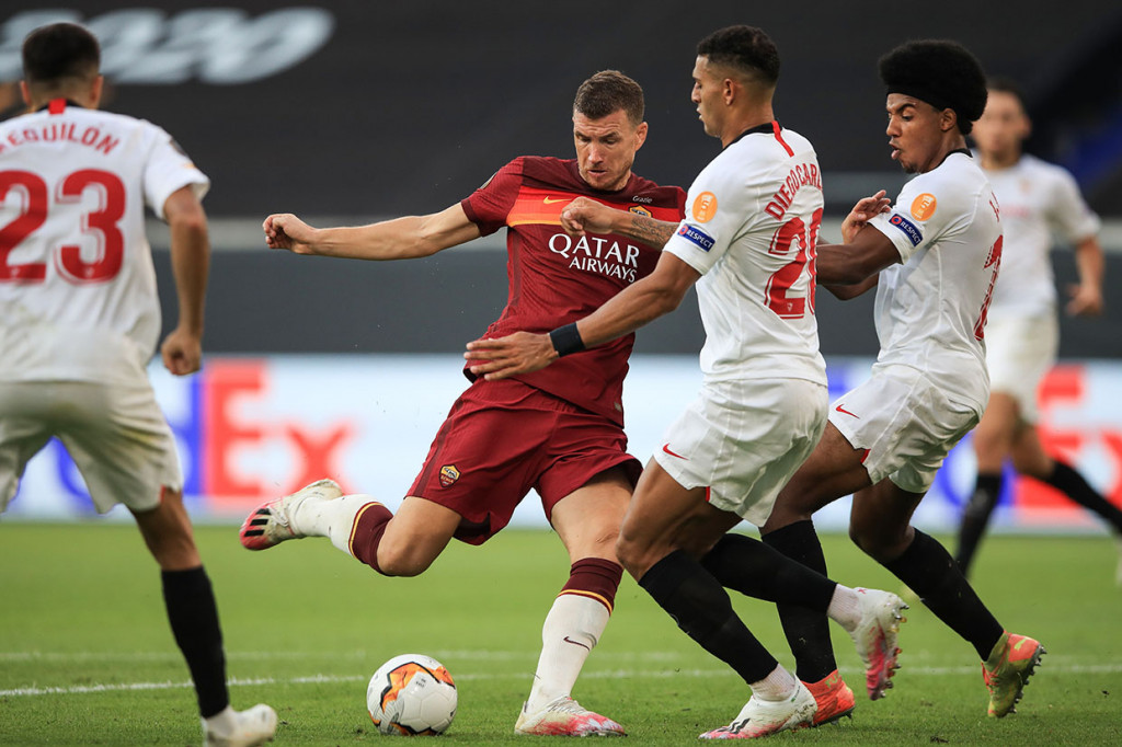 Roma lebih banyak memegang kendali permainan setelah turun minum. Tetapi kedisiplinan para pemain Sevilla dalam menggalang pertahanan membuat mereka kesulitan menciptakan peluang.