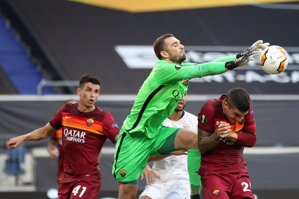 Menjelang laga usai, Sevilla mendapat peluang dari bola mati untuk memperbesar keunggulan. Peluang pertama dari tendangan bebas Banega yang membentur mistar gawang Roma, sedangkan peluang selanjutnya adalah tendangan bebas Munir El Haddadi yang dapat ditangkap Lopez. Lopez lagi-lagi mencegah gawang Roma kemasukan untuk ketiga kalinya, saat ia menahan sepakan voli Kounde dari umpan silang Jesus Navas.