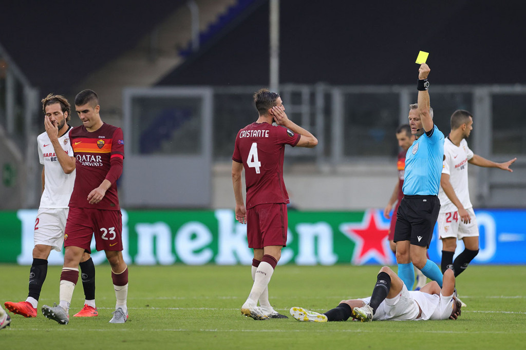 Roma yang frustrasi harus mengakhiri laga dengan sepuluh pemain, setelah Gianluca Mancini diusir keluar lapangan akibat sikutannya terhadap Luuk de Jong.