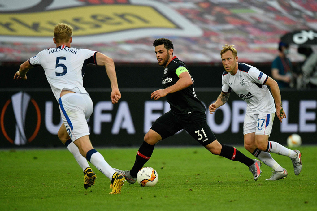Tuan rumah mendominasi jalannya laga sejak wasit peniup peluit tanda pertandingan dimulai. Sementara Rangers praktis hanya bertahan di area sendiri.