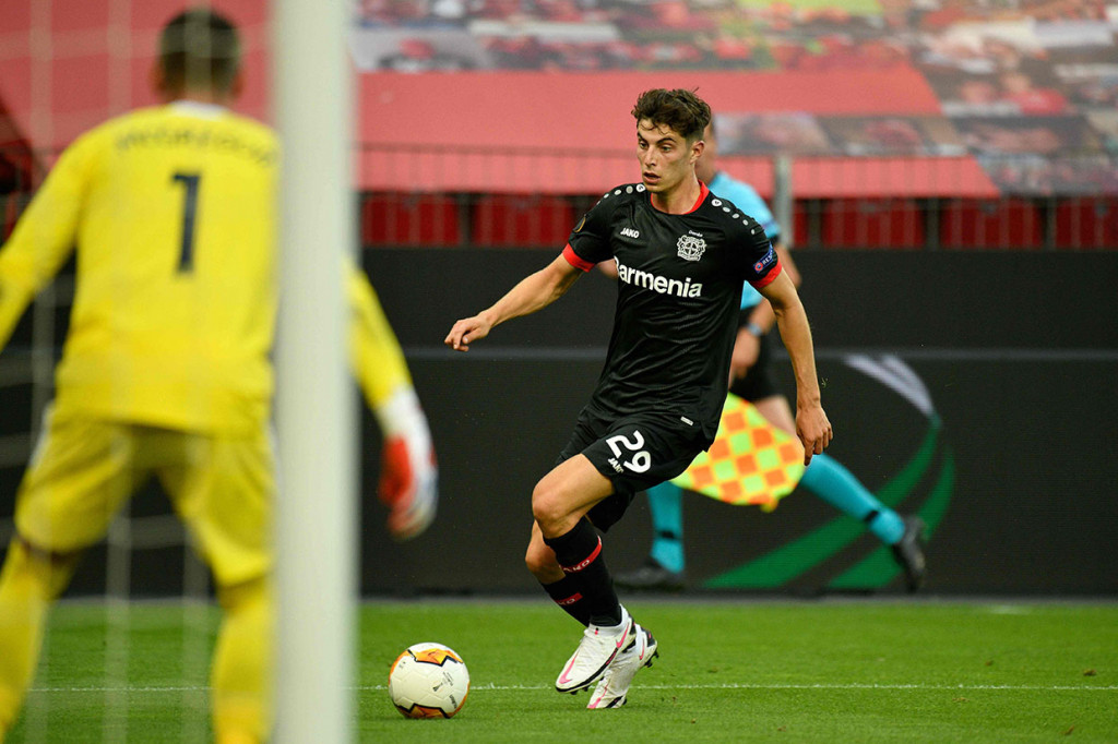 Leverkusen memperoleh peluang emas 16 menit setelah sepak mula. Kai Havertz berusaha mengirim umpan ke arah Kevin Volland, tetapi bola dihalau oleh Filip Helander dan kembali ke arah gelandang serang incaran Chelsea itu. Havertz segera menyambutnya dengan tembakan voli yang sudah tak mampu diantisipasi kiper Allan McGregor, beruntung bola menerpa mistar gawang.