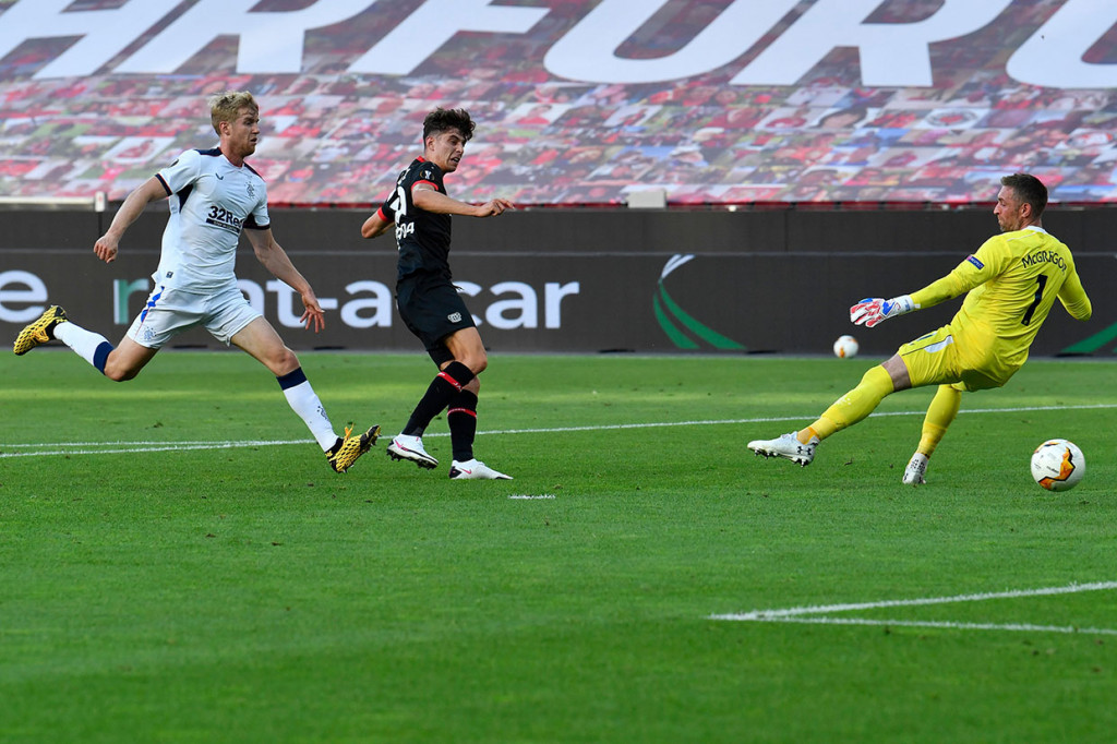 Tujuh menit berselang Havertz kembali menciptakan peluang untuk tuan rumah setelah lolos dari jebakan offside dan tinggal berhadapan satu lawan satu dengan McGregor, tetapi kali ini tembakannya melenceng dari sasaran. Tidak ada gol yang tercipta di babak pertama.