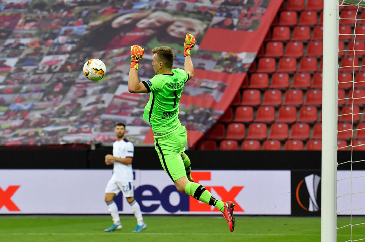 Kiper Leverkusen Lukas Hradecky melakukan penyelamatan gemilang pada injury time ketika menghalau tembakan melengkung Borna Barisic sebelum mengamankan bola dari terkaman Stewart demi memastikan skor 1-0 bagi Leverkusen bertahan hingga bubaran.