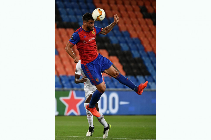 Kedua tim membuka permainan dengan tempo sedang. Tuan rumah Basel mendapatkan peluang pertama saat Omar Alderete melepaskan sundulan, namun sayang masih melebar.