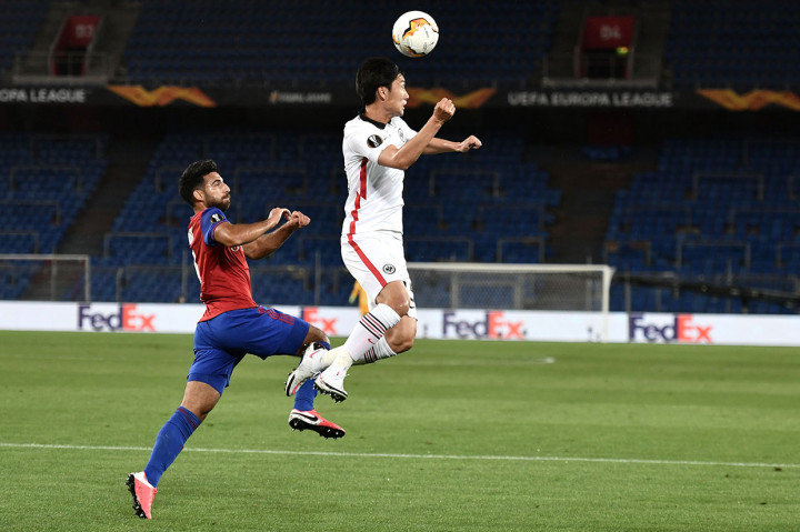 Frankfurt lebih mendominasi penguasaan bola atas Basel. Namun mereka kesulitan menembus lini terakhir dari tim tuan rumah akibat rapatnya pertahanan Basel. Berulang kali kiriman bola kepada Bas Dost maupun Daichi Kamada dapat diintersep para pemain bertahan lawan.