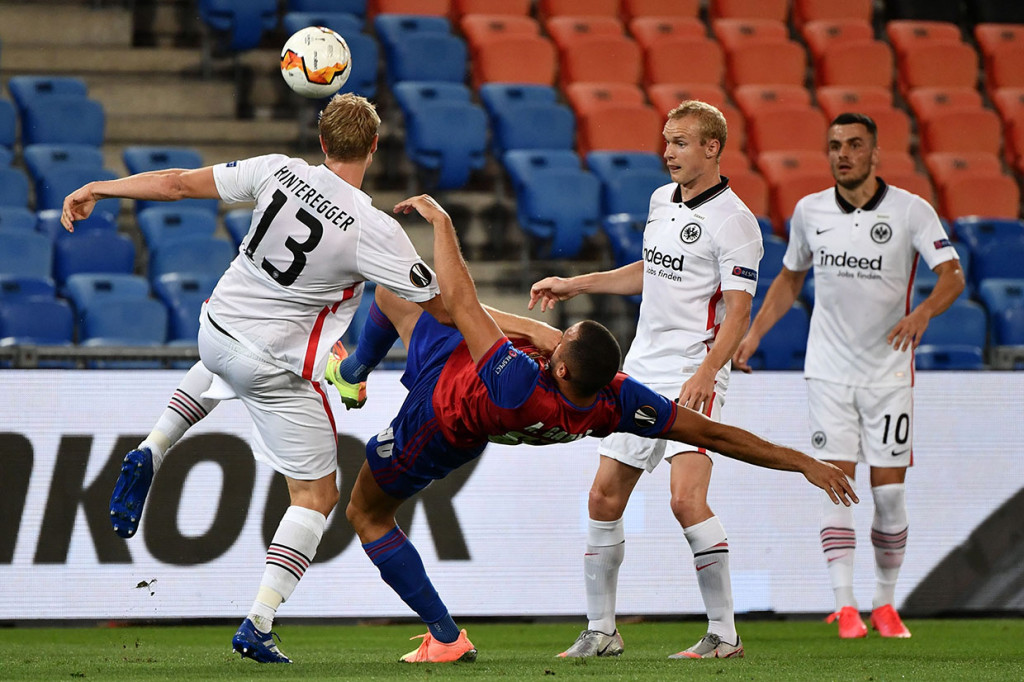 Tim tamu mencoba mencuri peluang melalui sundulan Martin Hinteregger dari bola tendangan bebas, namun masih melambung. Basel juga mendapat peluang dari tendangan bebas, tetapi bola yang dikirimkan kepada Arthur Cabral dapat disapu pemain bertahan Frankfurt.