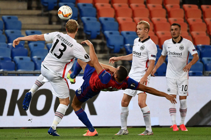 Tim tamu mencoba mencuri peluang melalui sundulan Martin Hinteregger dari bola tendangan bebas, namun masih melambung. Basel juga mendapat peluang dari tendangan bebas, tetapi bola yang dikirimkan kepada Arthur Cabral dapat disapu pemain bertahan Frankfurt.
