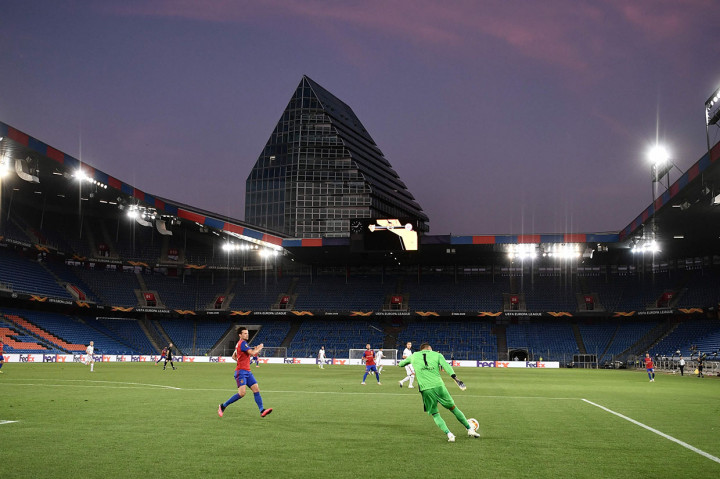 Satu peluang bagus dimiliki Basel ketika Silvan Widmer menyusup ke pertahanan Frankfurt, beruntung bagi Frankfurt, tembakannya masih dapat diredam kiper Kevin Trapp. Tak ada gol hingga babak pertama usai.