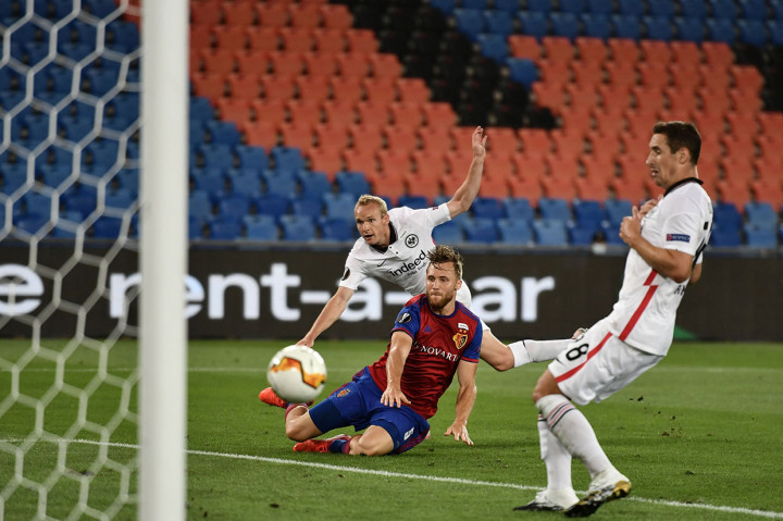 Basel mencoba lebih aktif pada awal babak kedua. Bek kanan Silvan Widmer berada dalam posisi yang ideal untuk mencetak gol, namun sepakannya kembali dapat digagalkan kiper Trapp.