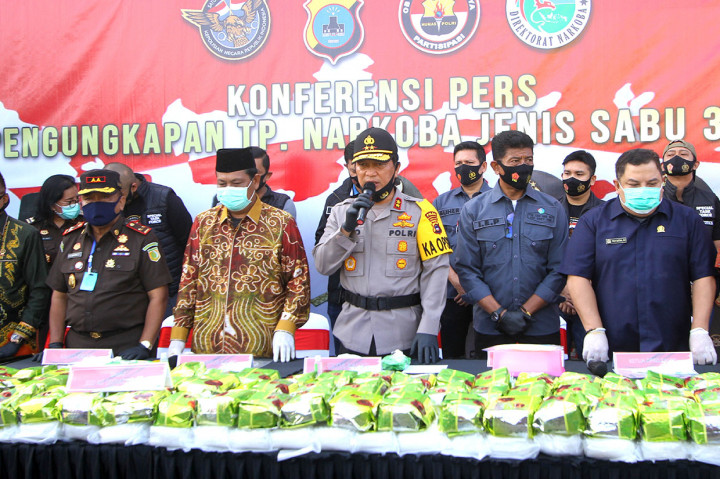 Kapolda Kalsel Irjen Pol Nico Afinta (tengah) didampingi Gubernur Kalsel Sahbirin Noor (kedua kiri) memaparkan penangkapan penyelundupan 300 kilogram sabu saat rilis ungkap kasus tindak pidana narkoba di Mapolda Kalsel di Banjarmasin, Kalimantan Selatan, Jumat, 7 Agustus 2020.