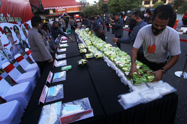 Jajaran Polda Kalsel bersama Satuan Tugas Khusus Merah Putih Mabes Polri dan Direktorat Reserse Narkoba Polda Metro Jaya berhasil menggagalkan penyelundupan narkoba jenis sabu seberat 300 kg di salah satu hotel di Jalan Sutoyo S, Banjarmasin, Kalimantan Selatan, Kamis, 6 Agustus 2020.