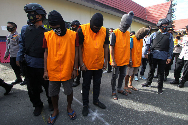 Selain pengamankan barang bukti narkoba jenis sabu tersebut, polisi juga menangkap empat orang tersangka jaringan Internasional. Menurut Kapolda Kalsel Irjen Nico Afina, para penyelundup tersebut masih satu jaringan dengan tersangka sebelumnya pada Maret 2020 lalu.