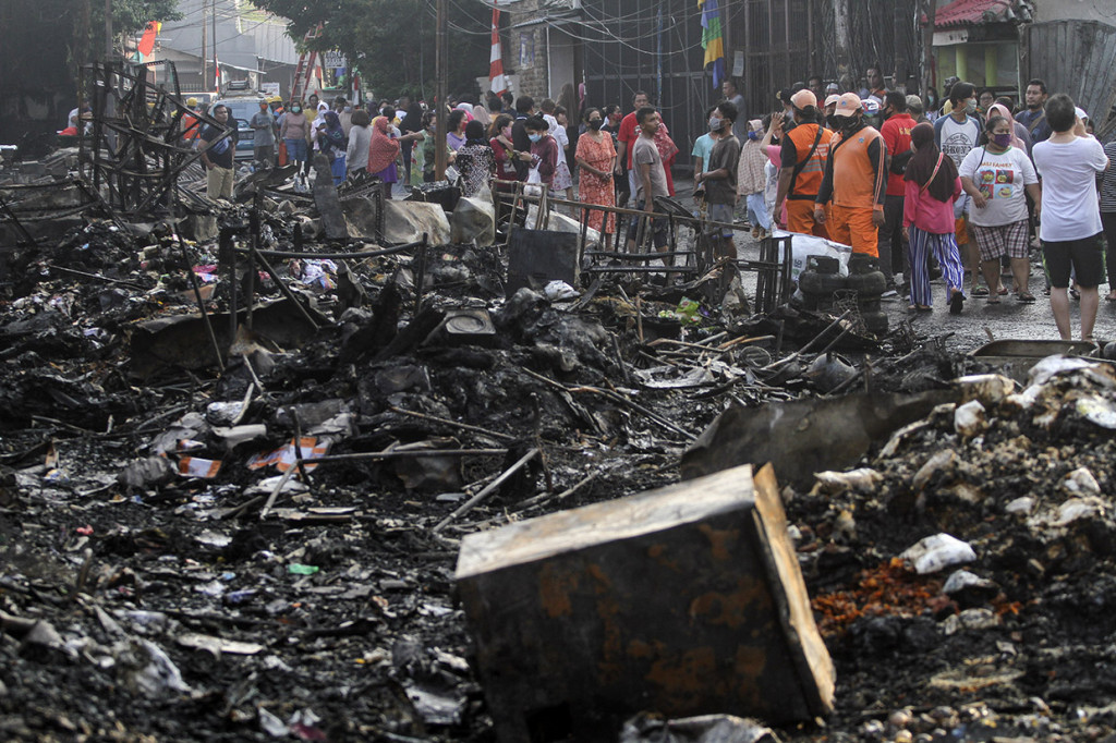 Kebakaran yang terjadi pada Jumat dini hari itu melahap kawasan Pasar Timbul, Tomang, Jakbar, dan sebagian ruko sekitar. Penyebab kebakaran diduga karena korsleting listrik pada kabel instalasi di dalam pasar.