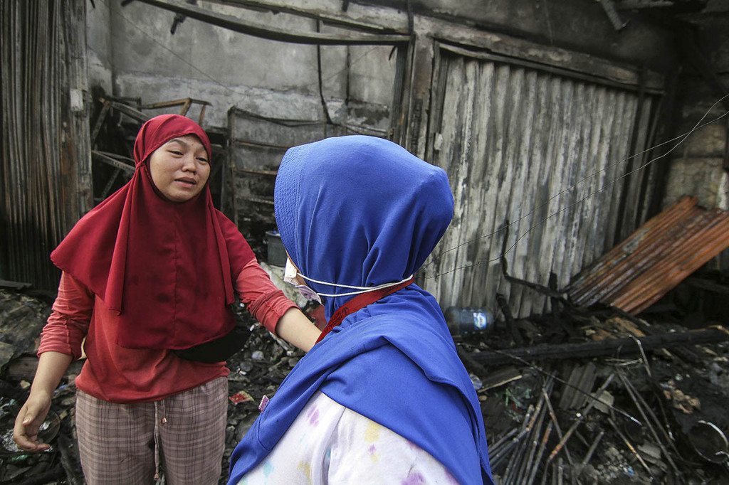 Pemilik kios menangis meratapi lapaknya di Pasar Timbul Barat, Tomang, Jakarta Barat, yang habis terbakar, Jumat, 7 Agustus 2020.