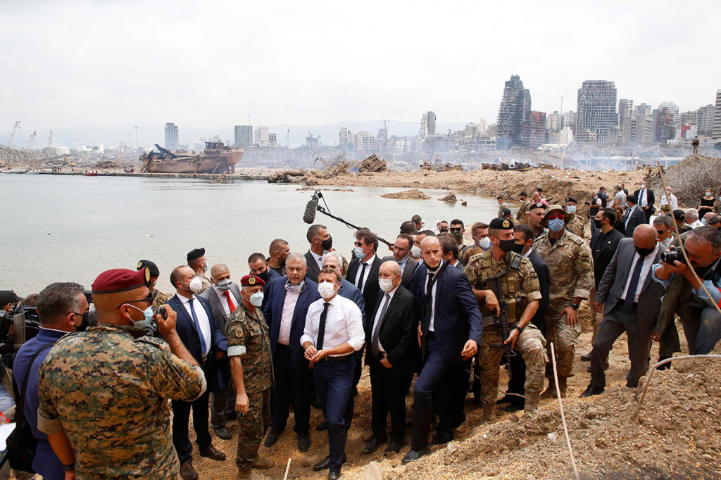 Presiden Prancis Emmanuel Macron mengunjungi lokasi ledakan dahsyat di pelabuhan Beirut, Lebanon, Kamis, 6 Agustus 2020 waktu setempat. Di lokasi itu, kerumunan warga yang marah menuntut rezim politisi Lebanon, --yang mereka salahkan karena menyeret negara itu ke dalam bencana,-- untuk diakhiri.