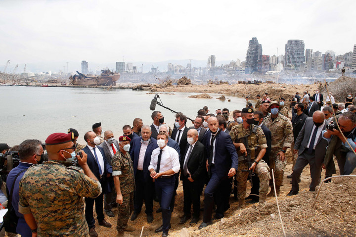 Presiden Prancis Emmanuel Macron mengunjungi lokasi ledakan dahsyat di pelabuhan Beirut, Lebanon, Kamis, 6 Agustus 2020 waktu setempat. Di lokasi itu, kerumunan warga yang marah menuntut rezim politisi Lebanon, --yang mereka salahkan karena menyeret negara itu ke dalam bencana,-- untuk diakhiri.