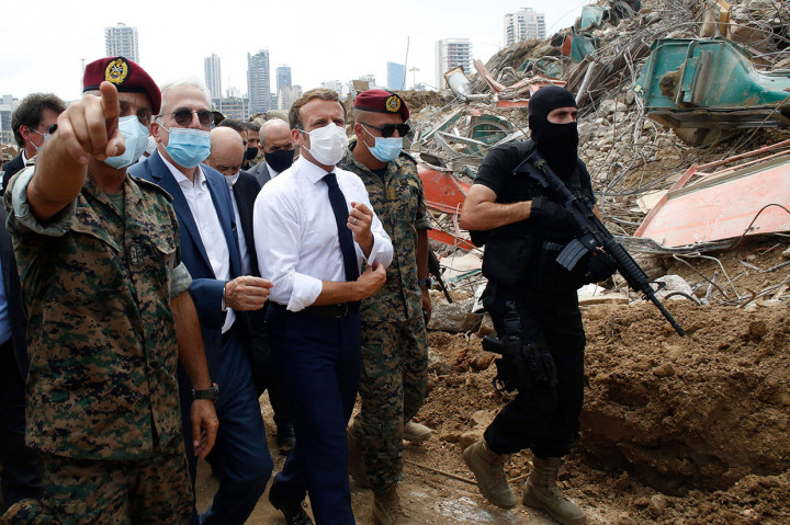 Presiden Prancis Emmanuel Macron mengunjungi lokasi ledakan dahsyat di pelabuhan Beirut, Lebanon, Kamis, 6 Agustus 2020 waktu setempat. Di lokasi itu, kerumunan warga yang marah menuntut rezim politisi Lebanon, --yang mereka salahkan karena menyeret negara itu ke dalam bencana,-- untuk diakhiri.