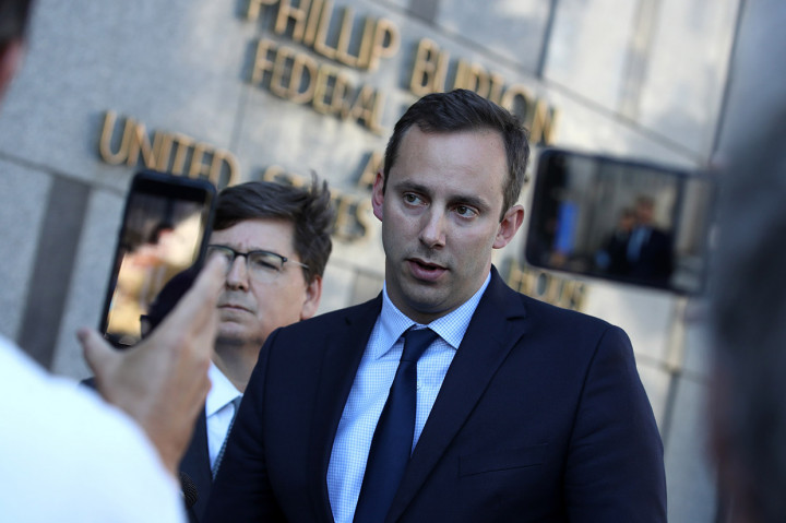 Levandowski diketahui mentransfer lebih dari 14.000 file dari Google ke laptop pribadinya, termasuk jadwal pengembangan dan desain produk sebelum meninggalkan perusahaan itu kemudian bergabung UBER.
UBER memecat Levandowski pada 2017.