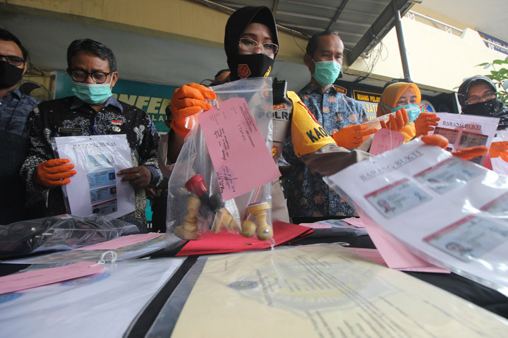 Kapolres Pelabuhan Tanjung Perak AKBP Ganis Setyaningrum menunjukkan sejumlah barang bukti saat ungkap kasus dugaan pembuatan dokumen palsu di Polres Pelabuhan Tanjung Perak Surabaya, Jawa Timur, Jumat, 7 Agustus 2020.