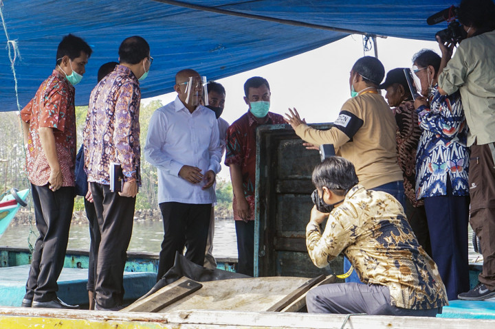Dalam kunjungan tersebut, Teten mengatakan akan memfasilitasi pembiayaan kebutuhan nelayan dengan mudah dan ringan melalui koperasi perikanan daerah bermitra dengan lembaga terkait untuk meningkatkan kesejahteraan nelayan. 