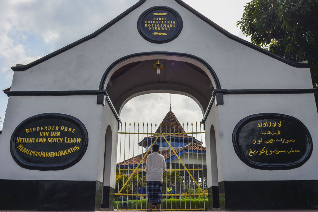 Juru Kunci Situs Jambansari Nandang Sembada masuk ke dalam makam Raden Adipati Aria Kusumadiningrat, Bupati Ciamis ke-16 di Kawasan Situs Jambansari, Kabupaten Ciamis, Jawa Barat, Jumat, 7 Agustus 2020.