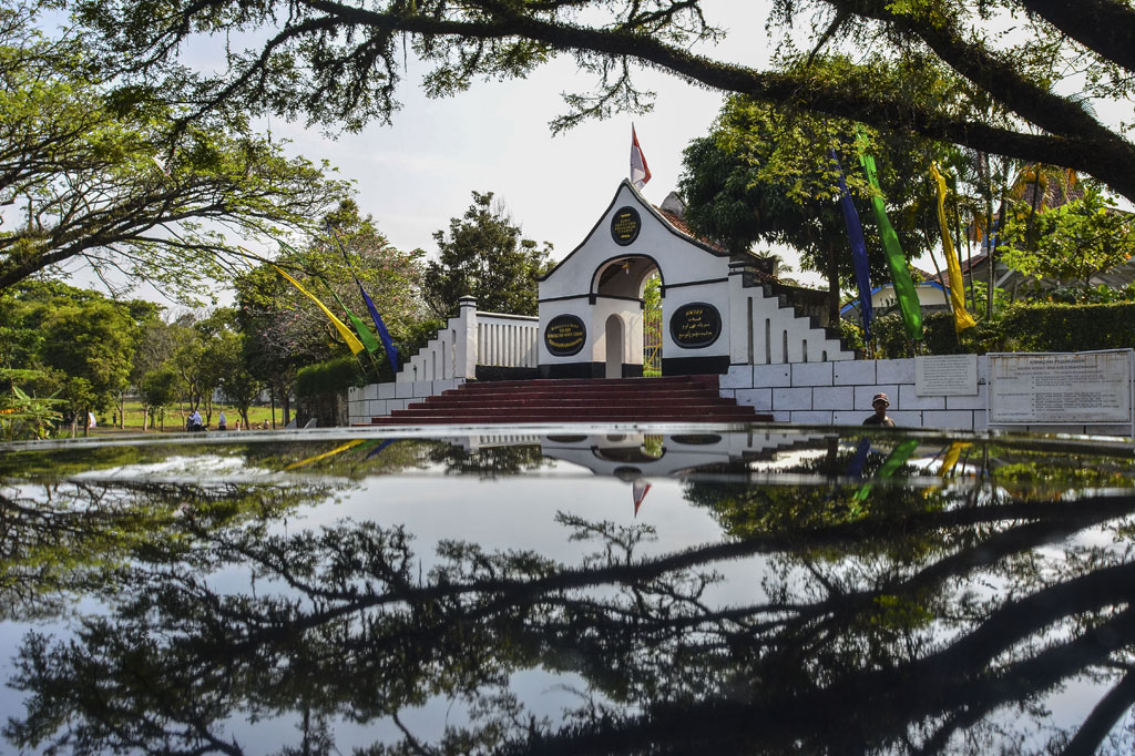 Bupati Ciamis Herdiat Sunarya mengatakan, revitalisasi situs Jambansari Kabupaten Ciamis direncanakan menjadi pusat budaya dan sejarah tersebut sebagai bukti bahwa Kerajaan Galuh itu pernah ada.