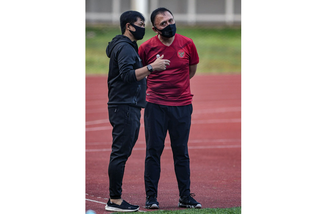 Ketua Umum PSSI Mochammad Iriawan (Iwan Bule) juga tampak meninjau latihan perdana Timnas Indonesia tersebut. Iwan Bule ditemani Direktur Teknik Indra Sjafri.
