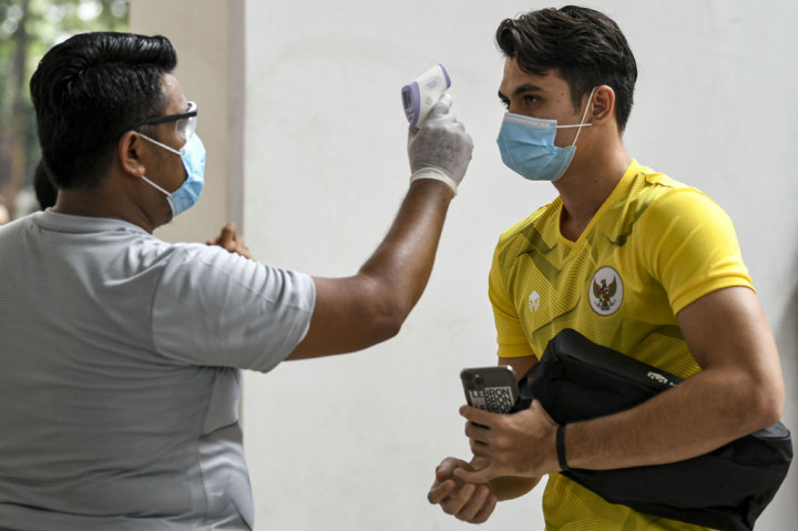 Sesi latihan kali ini berlangsung dengan protokol kesehatan ketat. Selain mengenakan masker dan memakai hand sanitizer, para pemain juga dicek suhu tubuhnya saat turun dari bus, tak terkecuali pelatih Shin Tae-yong. 