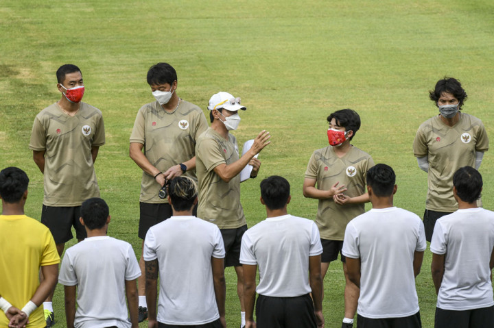 Manajer pelatih tim nasional Indonesia Shin Tae-yong memimpin langsung latihan perdana Timnas U-19 dan Senior di Stadion Madya, Jakarta, Jumat, 7 Agustus 2020. sore WIB. 