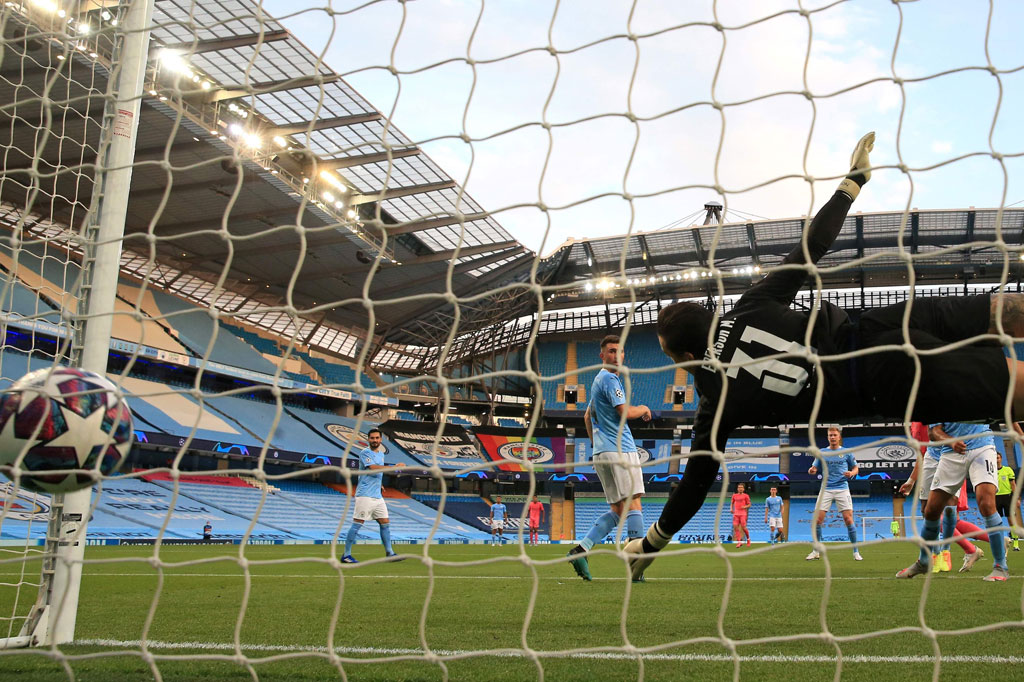 Los Blancos akhirnya sukses menyamakan kedudukan 1-1 pada menit ke-28 lewat tandukan Benzema menyambut umpan silang Rodrygo Goes.