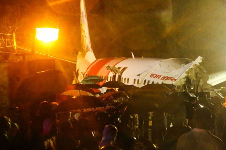 Sedikitnya 17 orang tewas setelah sebuah pesawat penumpang tergelincir keluar landasan dan terbelah menjadi dua di Bandara Internasional Calicut di Karipur, Kerala, Jumat, 7 Agustus 2020 malam.