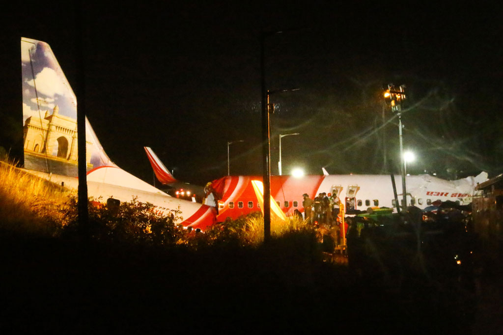 Lebih dari 100 lainnya terluka, 15 di antaranya parah, setelah pesawat Boeing 737 milik maskapai penerbangan Air India Express yang melakukan perjalanan dari Dubai  penerbangan evakuasi virus korona - keluar dari landasan pacu berhenti di tanggul dalam suasana hujan deras.